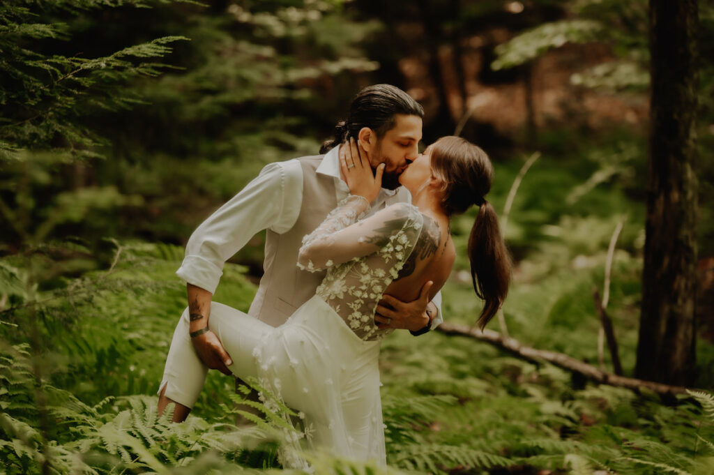 Adventurous elopement photography couple kissing